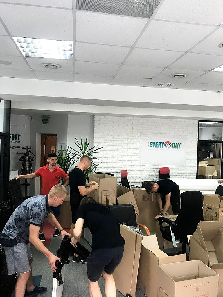 Balení kancelářského nábytku a dokumentů